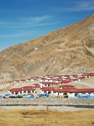 新疆大地新活力：地震后的温暖重建瞬间